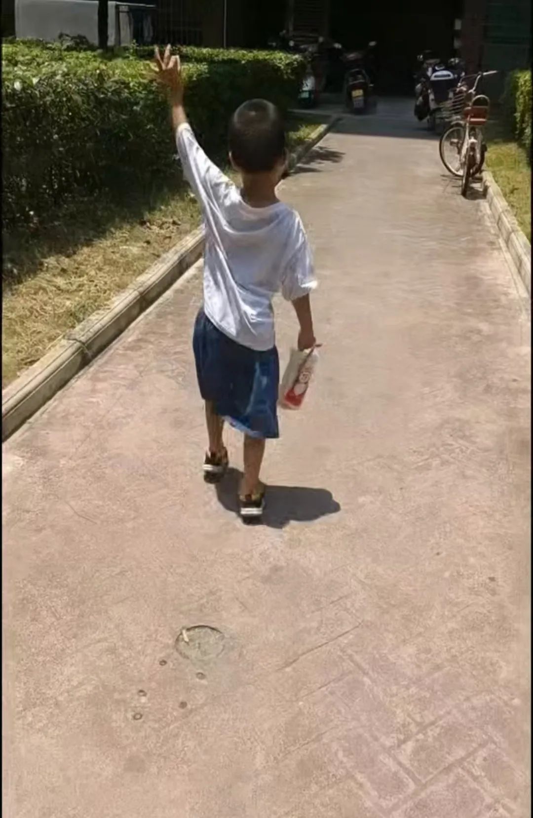 DƬ